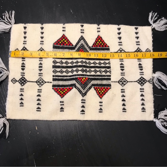 Wool cushion cover with tassels - Picture 3 of 6